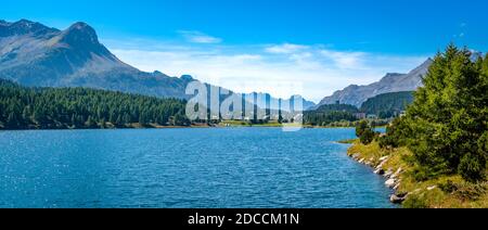 Klarer Morgen am Silsersee, im Oberengadiner Tal (Graubünden, Schweiz). Es liegt zwischen dem Silvaplaner See und dem Malojapass Stockfoto