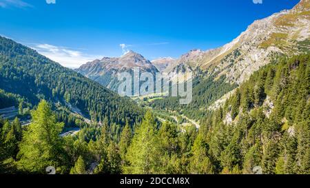 Blick ins Tal Val Bregaglia (deutsch: Bergell) auf dem Malojapass (Engadin, Schweiz), einem Hochgebirgspass Stockfoto