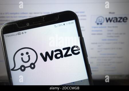 KONSKIE, POLEN - 18. August 2019: Waze App-Logo auf dem Handy angezeigt Stockfoto