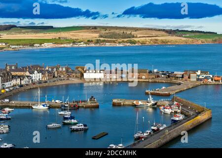 STONEHAVEN ABERDEENSHIRE SCHOTTLAND COWIE HAFEN QUAYS UND FESTGETÄUTE BOOTE Stockfoto