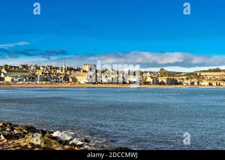 STONEHAVEN ABERDEENSHIRE SCHOTTLAND HAUPTANSICHT DER STADT UND DES STRANDES GEGENÜBER DIE BUCHT Stockfoto