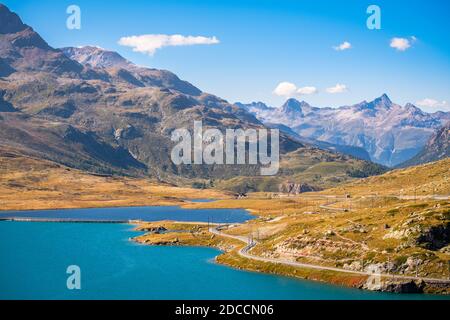 Blick über die drei Seen am Berninapass (Graubünden, Schweiz): Lago Bianco, Lej Nair und Lej Pitschen Stockfoto