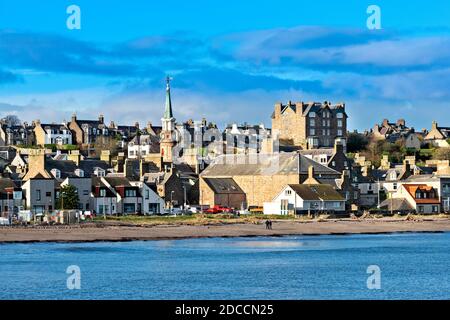 STONEHAVEN ABERDEENSHIRE SCHOTTLAND ANSICHT DER STADT HÄUSER UHRTURM UND STRAND AUF DER ANDEREN SEITE DER BUCHT Stockfoto