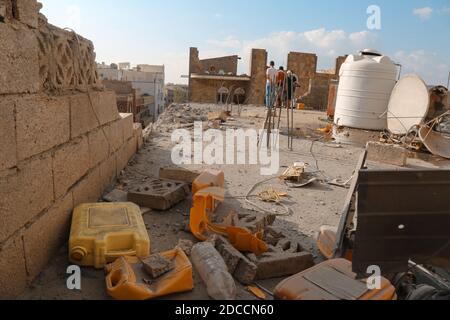 Taiz / Jemen - 22 Aug 2016 : EIN jemenitisches Kind sitzt auf den Trümmern seines Hauses, das durch den Krieg in der jemenitischen Stadt zerstört wurde. Stockfoto