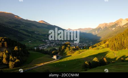 Berge rund um Scuol, ein Dorf im Kanton Graubünden, Schweiz. Es liegt im Unterengadiner Tal am Inn Stockfoto