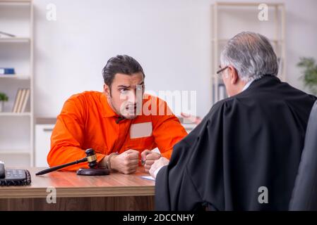 Alte Richter Treffen mit jungen Gefangenen im Gerichtsgebäude Stockfoto