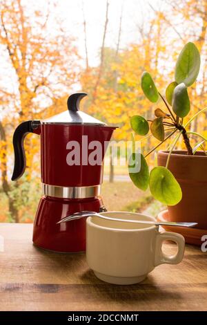 Traditionelle italienische Moka Kaffeekanne. Professionelle Zubereitung von frischem Kaffee in der Kaffeemaschine Stockfoto