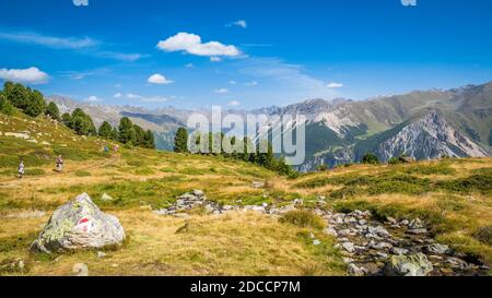 Haideralm, Italien – 16. September 2019: Der Wanderweg von Haideralm nach Schöneben im Vinschgau in Italien ist bei Touristen sehr beliebt Stockfoto