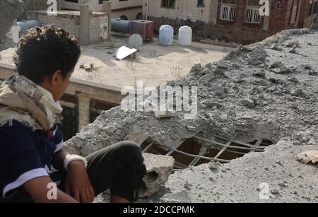 Taiz / Jemen - 22 Aug 2016 : EIN jemenitisches Kind sitzt auf den Trümmern seines Hauses, das durch den Krieg in der jemenitischen Stadt zerstört wurde. Stockfoto