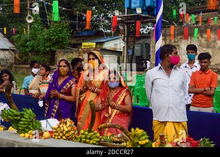 Eifrige Anhänger beten als Teil der Rituale an einem temporären Teich während des Festivals. Chhath Puja ist ein hinduistisches Fest, bei dem eifrige Anhänger zum sonnengott beten und Prasad und spezielle Delikatessen bei Sonnenuntergang und vor Sonnenaufgang anbieten und ihr Fasten beenden, indem sie 'Prasad' und spezielle Delikatessen essen essen essen essen. Trotz steigender Fälle von Coronavirus-Pandemie feiern die Menschen dieses verheißungsvolle Fest mit Eifer und Eifer. Stockfoto