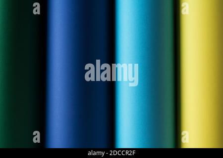 Farbiges Papier in Rollen mehrfarbiger zylindrischer Karton. Stockfoto