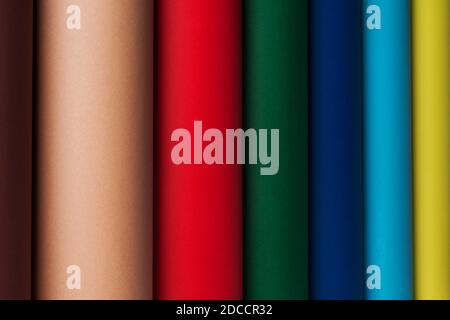 Farbiges Papier in Rollen mehrfarbiger zylindrischer Karton. Stockfoto