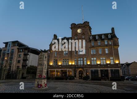 Malmaison Hotel, ehemalige Seamen's Mission, und Merchant Navy Memorial, The Shore, Leith, Edinburgh, Schottland, Großbritannien Stockfoto