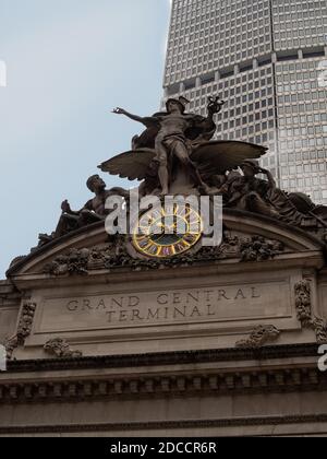 NEW YORK CITY, USA: Merkur-Statue, Uhr und geschnitztes Schild am Grand Central Terminal Station Stockfoto