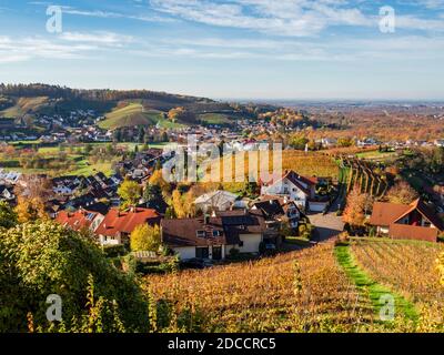 Bunte Landschaft Luftaufnahme des kleinen Dorfes Kappelrodeck in Schwarzwald Berge. Schöne mittelalterliche Burg Burg Rodeck. Deutschland. Stockfoto