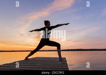 Silhouette Der Frau Uben Krieger 1 Yoga Pose Am Strand Stockfotografie Alamy