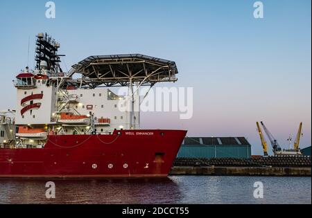 Offshore-Versorgungsschiff, Well Enhancer mit Hubschrauberplattform, vertäut in Leith Docks, Edinburgh, Schottland, UK Stockfoto