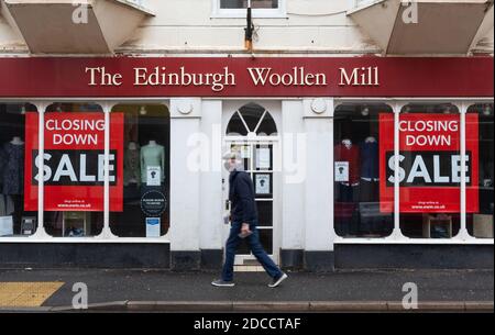 Eine Person geht an einem Edinburgh Woolen Mill Store vorbei, der aufgrund des Covid 19 Virus in Gefahr ist, sich zu schließen. Stockfoto