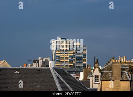 Rathausturm Wohnblock hoch über Dächern mit dunklem Himmel, Leith, Edinburgh, Schottland, Großbritannien Stockfoto