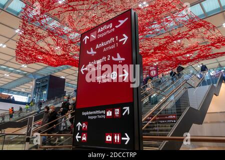 Schönefeld, Deutschland - 1. November 2020 - Wegweiser am Flughafen Berlin Brandenburg (BER), Willy Brand Airport Stockfoto