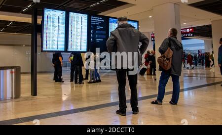 Schönefeld, 1. November 2020 - Passagiere am Flughafen Berlin Brandenburg (BER) stehen vor der Informationstafel Stockfoto