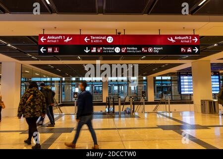 Schönefeld, Deutschland - 1. November 2020 - Fluggäste am neu eröffneten Flughafen Berlin Brandenburg (Flughafen Willy Brandt) bei Berlin Stockfoto