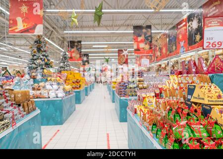 Moskau, Russland. 18. November 2020. Weihnachtsmarkt. Verkauf von festlichen Weihnachtszubehör und Bäumen in einem Einzelhandelsgeschäft. Verschwommener Hintergrund im Stockfoto