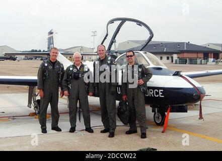 Keith Ferris - Luftfahrtkünstler - mit Fluglehrer Piloten auf Columbus AFB--27 Juni 2007 - nach einem Flug in einem T-37. Stockfoto