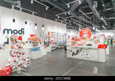 Moskau, Russland. 18. November 2020. Weihnachtsmarkt. Verkauf von festlichen Weihnachtszubehör und Bäumen in einem Einzelhandelsgeschäft. Verschwommener Hintergrund im Stockfoto