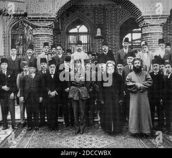 König Faisel auf einem Besuch in der jüdischen Gemeinde Bagdad mit Oberrabbiner Ezra Dangoor und Gemeinderechos. Stockfoto