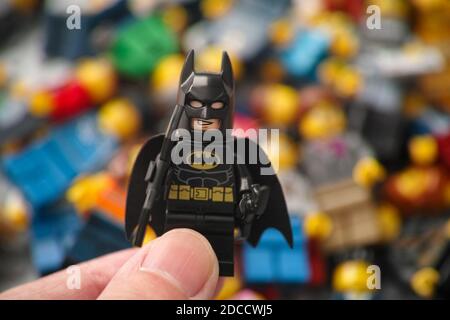 Tambow, Russische Föderation - 17. November 2020 Lego Batman Minifigur in der Hand gehalten. Stockfoto