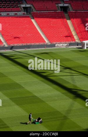 Ein Platzwart schneidet das Gras im Wembley Stadium, Wembley, London. Stockfoto