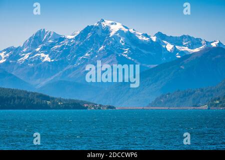 Blick auf den Reschensee und das Ortlergebirge im Vinschgau (Südtirol, Italien). Es liegt neben dem See della Muta (deutsch: Haidersee) Stockfoto