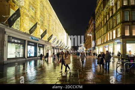 Glasgow, Schottland, Großbritannien. 20. November 2020. Am Abend kurz vor der schwersten Sperrung der 4. Ebene um 18 Uhr sind die Käufer auf den Straßen von Glasgow unterwegs, um in letzter Minute Weihnachtseinkäufe zu tätigen, bevor die Geschäfte für 3 Wochen schließen. Aussicht am Abend, da Geschäfte und Geschäfte schließen. Im Bild; Buchanan Street immer noch beschäftigt mit Menschen.Iain Masterton / Alamy Live News Stockfoto