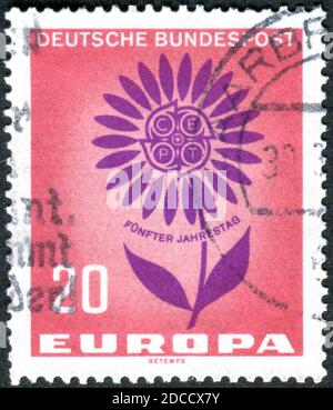 DEUTSCHLAND - UM 1964: Ein in Deutschland gedruckter Stempel, zeigt stilisierte Blume mit 22 Blütenblättern und CEPT-Logo, um 1964 Stockfoto