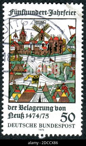 Eine in Deutschland gedruckte Briefmarke, die dem 500. Jahrestag der erfolglosen Belagerung Neuss durch Herzog Karl den Kühnen von Burgund gewidmet ist, um 1975 Stockfoto