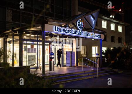 Essen, Deutschland. November 2020. Ein Mann verlässt den Haupteingang des Universitätsklinikums Essen. Ein Oberarzt des Universitätsklinikums Essen soll zwei todkranken Männern in der letzten Lebensphase Medikamente verabreicht haben, die zu ihrem unmittelbaren Tod führten. Die Polizei wirft dem 44-Jährigen Totschlag vor. Er wurde in Gewahrsam genommen. Ein Mordkommando ermittelt. Quelle: Marcel Kusch/dpa/Alamy Live News Stockfoto