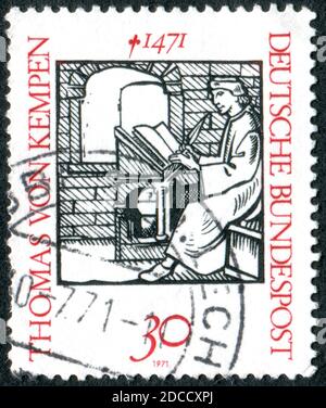 Eine in Deutschland gedruckte Briefmarke, die dem 500. Todestag von Thomas a Kempis gewidmet ist. Augustiner Mönch, Autor von „die Nachahmung Christi“ Stockfoto