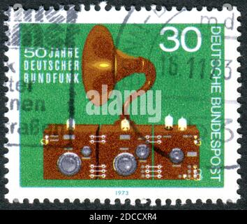 DEUTSCHLAND - UM 1973: Eine in Deutschland gedruckte Briefmarke, die den 50 Jahren des deutschen Rundfunks gewidmet ist, gezeigt von Radio und Sprecher, um 1973 Stockfoto