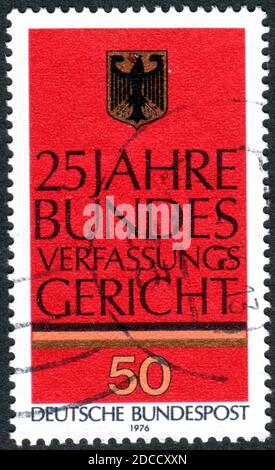 Eine in Deutschland gedruckte Briefmarke, die der 25. Anniv. Des Bundesverfassungsgerichts Karlsruhe gewidmet ist, mit Emblem und Gedenkeinschrift Stockfoto
