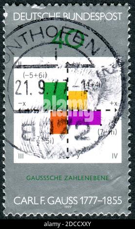 Eine in Deutschland gedruckte Briefmarke, die dem 200. Geburtstag von Carl Friedrich Gauss gewidmet ist, gezeigt in der Gauss-Ebene mit komplexen Zahlen, um 1977 Stockfoto