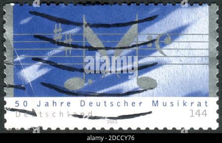 Eine in Deutschland gedruckte Briefmarke, die dem 50. Jahrestag des Deutschen Musikrates gewidmet ist, mit Notensystemen, Noten aus dem Buchstaben M Stockfoto