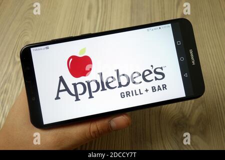 KONSKIE, POLEN - 19. November 2019: Applebees Restaurant-Kette-Logo auf Handy angezeigt Stockfoto