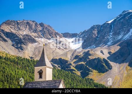 Blick auf den Kirchturm von Sulden (italienisch: Solda), einem Bergdorf in Südtirol. Sulden (1,900 m) liegt am Fuße des Ortlers Stockfoto