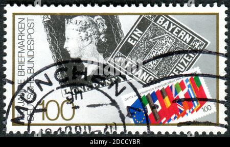 DEUTSCHLAND - UM 1990: Eine in Deutschland gedruckte Briefmarke, die dem 150. Jahrestag der ersten Briefmarken gewidmet ist, um 1990 Stockfoto