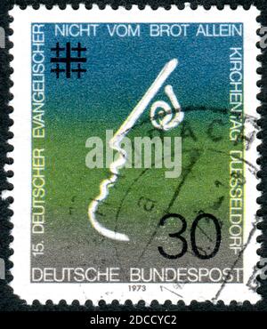 Eine in Deutschland gedruckte Briefmarke, die der 15. Sitzung der deutschen Protestanten (Evangelische Synode) gewidmet ist, gezeigt von „nicht allein durch Brot“ Stockfoto