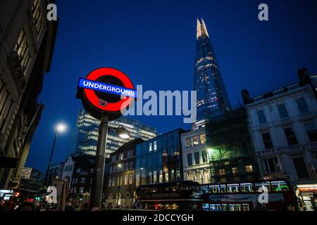 Großbritannien / England /London / Blick vom Borough Market auf den Shard, das Schild der Londoner U-Bahn und Shard bei Nacht Stockfoto