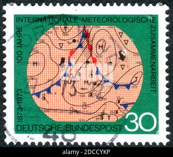 Eine in Deutschland gedruckte Marke, die dem 100. Jahrestag der Weltmeteorologischen Organisation gewidmet ist, zeigt die meteorologische Zusammenarbeit. Stockfoto