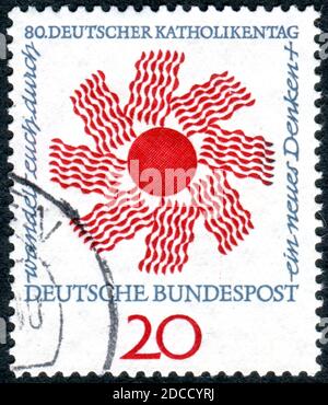 DEUTSCHLAND - UM 1964: Eine in Deutschland gedruckte Briefmarke, die dem deutschen Katholikentag gewidmet ist, zeigt die strahlende Sonne, um 1964 Stockfoto