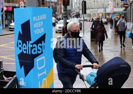 Belfast, Nordirland, Großbritannien. 20. November 2020: Käufer kehren in die Geschäfte im Stadtzentrum von Belfast zurück, Freitag, 20. November 2020. Die nordirische Exekutive hat eine zweiwöchige Sperre angekündigt, die ab November 27 in Kraft treten wird. Während die Schulen weiterhin geöffnet bleiben, können enge Kontakte wie Friseure, Cafés und Close heute wie geplant wieder eröffnet werden, müssen aber nächste Woche wieder geschlossen werden. Kirchen, Fitnessstudios, Freizeitzentren und alle nicht notwendigen Geschäfte werden am 27. November um 12:01 Uhr für zwei Wochen geschlossen. Kredit: Irish Eye/Alamy Live Nachrichten Stockfoto